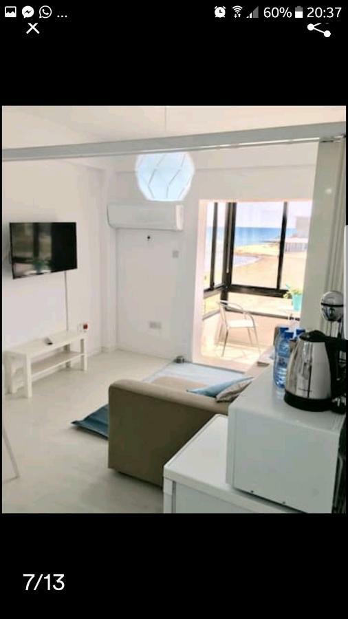 Bettys 1Br Seafront Apt Larnaca Ngoại thất bức ảnh
