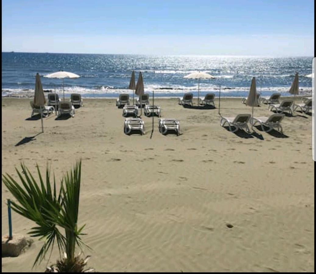 Bettys 1Br Seafront Apt Larnaca Ngoại thất bức ảnh