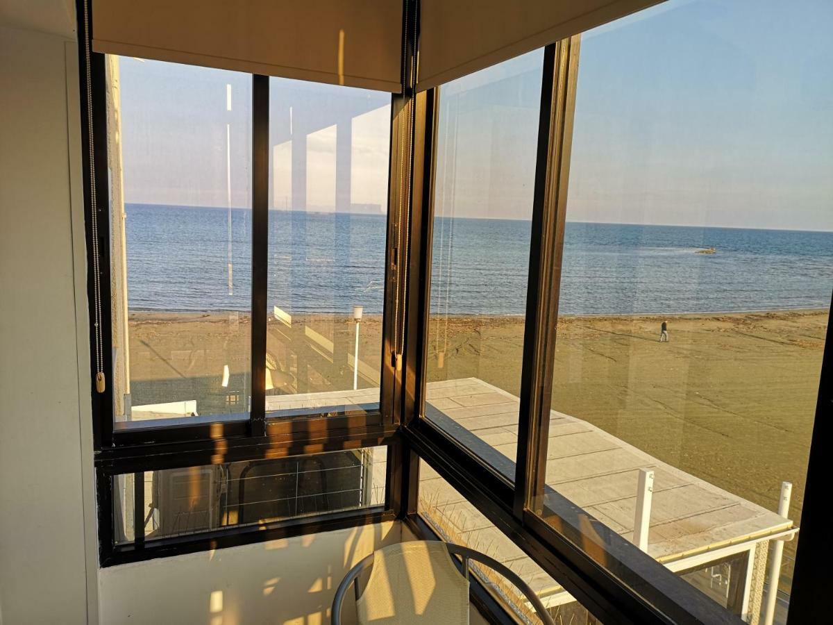 Bettys 1Br Seafront Apt Larnaca Ngoại thất bức ảnh