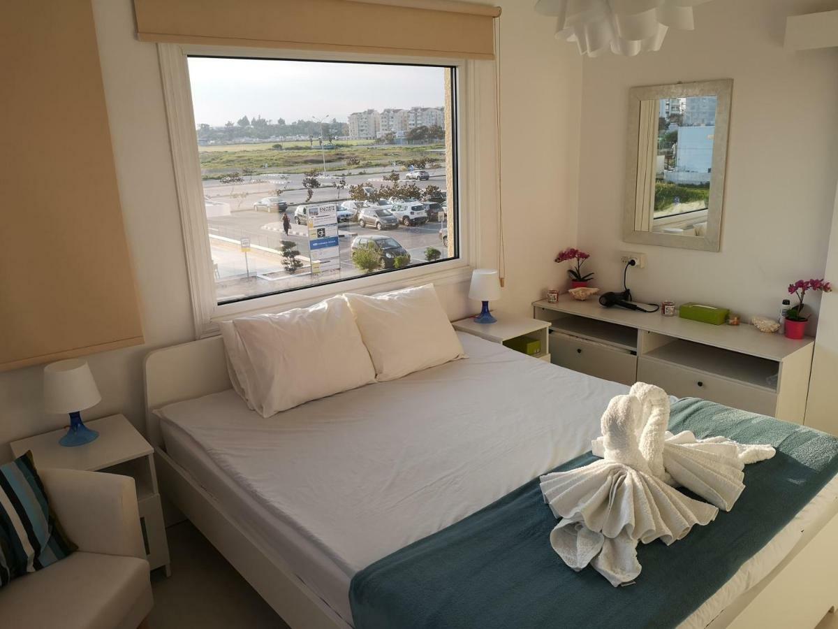 Bettys 1Br Seafront Apt Larnaca Ngoại thất bức ảnh