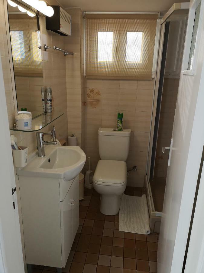 Bettys 1Br Seafront Apt Larnaca Ngoại thất bức ảnh